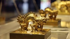 Những chiếc ấn bạc mạ vàng niên hiệu Khải Định trưng bày tại Trung tâm Bảo tồn Di tích Cố đô Huế. Ảnh: Đỗ Trưởng/TTXVN