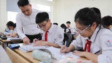 Với mục tiêu thi đỗ vào lớp 10 các trường công lập, học sinh Hà Nội đang tranh thủ những ngày cuối cùng để tăng tốc ôn tập cùng với sự hỗ trợ của các thầy cô trong nhà trường. Ảnh tư liệu: Thanh Tùng/TTXVN