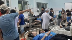 Vụ ngộ độc thực phẩm hàng loạt tại Đồng Nai khiến hàng trăm người nhập viện. Ảnh: TTXVN