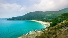 Bãi tắm đẹp với cát trắng trải dài trên một góc đảo Cù Lao Chàm. Ảnh: Trọng Đạt/TTXVN