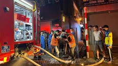 Các nạn nhân vụ cháy tại Trung Kính được đưa đi cấp cứu. Ảnh: Trung Nguyên