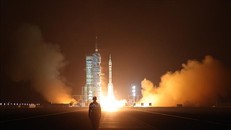 Tên lửa đẩy Trường Chinh 2F mang theo tàu vũ trụ Thần Châu-18 rời bệ phóng tại Trung tâm Phóng vệ tinh Tửu Tuyền ở Tây Bắc Trung Quốc ngày 25/4/2024. Ảnh: THX/TTXVN