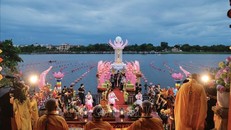 Lễ hội hoa đăng được tổ chức tại Nghênh Lương Đình (Huế). Ảnh: Minh Quyết/TTXVN