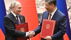 Chủ tịch Trung Quốc Tập Cận Bình (phải) và Tổng thống Nga Vladimir Putin trao đổi văn kiện hợp tác tại lễ ký tuyên bố chung ở Bắc Kinh, ngày 16/5/2024. Ảnh: AFP/TTXVN