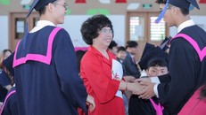 Lễ tốt nghiệp ấm áp đầy lưu luyến của khối trung học