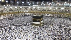 Các tín đồ Hồi giáo cầu nguyện tại Đền thờ Lớn ở thánh địa Mecca, Saudi Arabia, trong lễ hành hương Hajj. Ảnh: IRNA/TTXVN