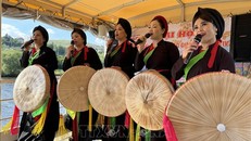 Các “liền chị” của Câu lạc bộ quan họ Kinh Bắc tại CH Séc trong trang phục truyền thống với nón quai thao và khăn mỏ quạ.