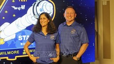 Hai phi hành gia người Mỹ của NASA gồm Butch Wilmore (phải) và Suni Williams được tàu Starliner đưa lên trạm ISS hôm 5/6/2024 sau nhiều lần trì hoãn. Ảnh: Kyodo/TTXVN