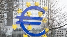 Biểu tượng đồng euro tại Frankfurt, Đức. Ảnh: THX/TTXVN