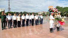 Lãnh đạo tỉnh Hưng Yên dâng hoa tưởng niệm tại tượng đài Tổng Bí thư Nguyễn Văn Linh ở thành phố Hưng Yên. Ảnh: Đinh Văn Nhiều/TTXVN