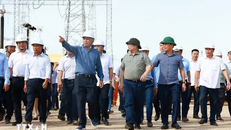 Thủ tướng Phạm Minh Chính kiểm tra tiến độ thi công Dự án Trạm biến áp 500kV Thanh Hóa tại xã Thiệu Phúc, huyện Thiệu Hóa, tỉnh Thanh Hóa. (Ảnh: Dương Giang/TTXVN)