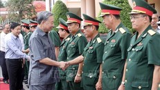 Chủ tịch nước Tô Lâm với cán bộ, sĩ quan chỉ huy Lữ đoàn Công binh 25. Ảnh: Nhan Sáng/TTXVN