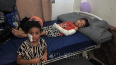 rẻ em bị thương được điều trị tại bệnh viện ở thành phố Khan Younis, Dải Gaza ngày 19/6/2024. Ảnh: THX/TTXVN