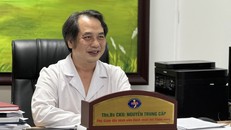  Phó giám đốc Bệnh viện Bệnh nhiệt đới Trung ương Nguyễn Trung Cấp thông tin về ca bệnh bạch hầu điều trị tại Bệnh viện. Ảnh: NT