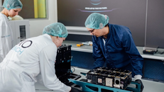 Các thành viên nhóm CURIE làm việc để tích hợp các vệ tinh vào bộ triển khai CubeSat. Ảnh: NASA