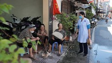 Nhân viên trạm y tế xã Thượng Mỗ (huyện Đan Phượng, Hà Nội) tuyên truyền cho người dân về các biện pháp phòng dịch sốt xuất huyết. Ảnh: Minh Quyết/TTXVN