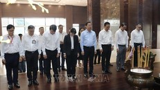 Các đại biểu dành một phút mặc niệm tưởng nhớ Chủ tịch Tôn Đức Thắng.