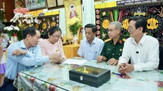 Đại diện Bảo tàng Biệt động Sài Gòn - Gia Định tiếp nhận hiện vật từ gia đình chiến sĩ Biệt động Sài Gòn Lâm Sơn Náo.