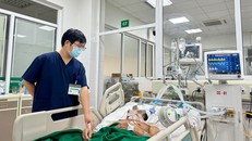 Một bệnh nhân uốn ván nặng đang điều trị tại Bệnh viện Bệnh nhiệt đới Trung ương.