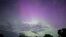 Hiệu ứng cực quang gây ra bởi bão Mặt Trời tại Ohio, Mỹ ngày 10/5/2024. Ảnh: AFP/TTXVN