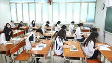 Thí sinh chuẩn bị làm bài thi tổ hợp Khoa học tự nhiên tại điểm thi trường THPT Nguyễn Trãi (Hà Nội). Ảnh tư liệu: Minh Quyết/TTXVN