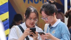 Thí sinh tìm hiểu thông tin về các chương trình, ngành học tại "Ngày xét tuyển đại học, cao đẳng năm 2024". Ảnh tư liệu (minh họa): Hoàng Hiếu/TTXVN