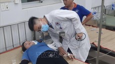 Cấp người nạn nhân trong các vụ ngộ độc thực phẩm. Ảnh: TTXVN