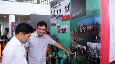 Người dân tham quan Triển lãm “Từ Cửa Hàn hướng đến thành phố đáng sống”. 