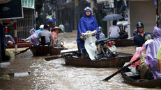 Hình ảnh những con đò dọc ngang trên "đường" ở phường Phúc Tân, quận Hoàn Kiếm như thế này đã hàng chục năm mới lặp lại (ảnh chụp lúc 14h10 ngày 11/9). (Ảnh: An Đăng/TTXVN)