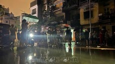 Nước từ sông Hồng tràn vào đường Chương Dương Độ, phường Chương Dương, quận Hoàn Kiếm (ảnh chụp 23h ngày 10/9). Ảnh: Mạnh Hùng/TTXVN