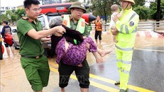 Lực lượng cứu hộ, cứu nạn nỗ lực đưa người từ tâm lũ ra ngoài. Ảnh: Trần Trang/TTXVN