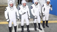 Bốn phi hành gia mắc kẹt trên ISS trở về Trái đất