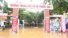 Nỗ lực vệ sinh trường lớp, đón học sinh trở lại khi nước lũ rút ​