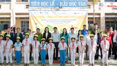 Thầy cô và các em học sinh trường Tiểu học Phan Chu Trinh, tỉnh Gia Lai tham dự chương trình