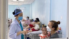 Cảnh báo trẻ sốc sốt xuất huyết nặng dù chưa bước vào mùa dịch