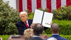 Chính sách thuế của Mỹ: Anh cảnh báo kết thúc kỷ nguyên toàn cầu hóa