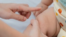 Biểu hiện lâm sàng bệnh tay chân miệng thường có nốt đỏ ở chân, tay và miệng. (Ảnh: Minh Quyết/TTXVN)