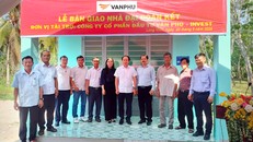 Đồng chí Lê Tiến Châu - Uỷ viên Trung ương Đảng, Bí thư Thành uỷ, Trưởng đoàn Đại biểu Quốc hội thành phố Hải Phòng (thứ 5 từ phải sang) chụp hình lưu niệm cùng đại diện Văn Phú – Invest và Cán bộ xã Long Vĩnh tại chương trình trao tặng nhà đại đoàn kết.