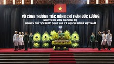 Linh cữu nguyên Chủ tịch nước Trần Đức Lương quàn tại Nhà tang lễ Quốc gia số 5 Trần Thánh Tông, Hà Nội.