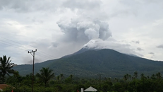 Tro bụi phun lên từ núi lửa Lewotobi Laki-Laki ở Đông Flores, tỉnh Đông Nusa Tenggara, Indonesia. Ảnh minh họa: THX/TTXVN