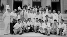 Chủ tịch Hồ Chí Minh rất coi trọng vai trò của báo chí, triệt để sử dụng báo chí và coi đây là một vũ khí sắc bén của cách mạng. Đối với người làm báo, Bác cho rằng “Cán bộ báo chí cũng là chiến sỹ cách mạng. Cây bút, trang giấy là vũ khí sắc bén của họ". Bác dạy các thế hệ người làm báo về nhiệm vụ của báo chí “Phục vụ nhân dân, phục vụ cách mạng.” (Ảnh: TTXVN)