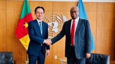 Đại sứ Đỗ Hùng Việt (trái) tại cuộc gặp Chủ tịch Đại hội đồng LHQ Khóa 79 Philemon Yang. Ảnh: Thanh Tuấn