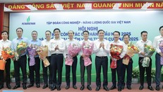 Lãnh đạo PV GAS được vinh danh tại Hội nghị sơ kết công tác 6 tháng đầu năm 2025.