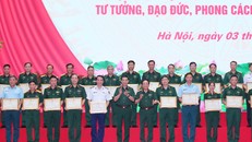 Đại tướng Phan Văn Giang, Bộ trưởng Bộ Quốc phòng và Thượng tướng Trịnh Văn Quyết, Chủ nhiệm Tổng cục Chính trị Quân đội Nhân dân Việt Nam trao Bằng khen của Bộ trưởng Quốc phòng tặng các cá nhân, tập thể. Ảnh: Trọng Đức