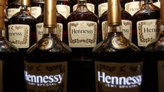 Trung Quốc áp thuế lên tới 34,9% đối với rượu mạnh của EU