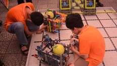 Học sinh khám phá các robot gắp bóng tại ngày hội STEM. Ảnh: Văn Dũng