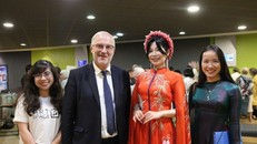 Thị trưởng thành phố Lorient (đứng thứ 2, từ trái sang) chụp ảnh cùng ban tổ chức và khách mời.