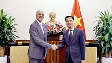 Thứ trưởng Bộ Ngoại giao Đặng Hoàng Giang tiếp Đại sứ Maroc tại Việt Nam Jamale Chouaibi. (Nguồn: Bộ Ngoại giao)