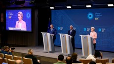 Mỹ có đang đẩy châu Âu về phía Trung Quốc?