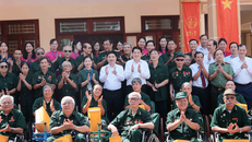 Chủ tịch nước Lương Cường thăm, tặng quà cho các thương binh tại Trung tâm Điều dưỡng Thương binh Duy Tiên. 